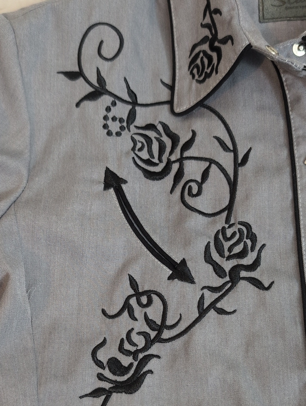 Women’s BLACK FILIGREE ROSE Embroidered Gray Western shirt in Western size Med - Picture 2 of 7